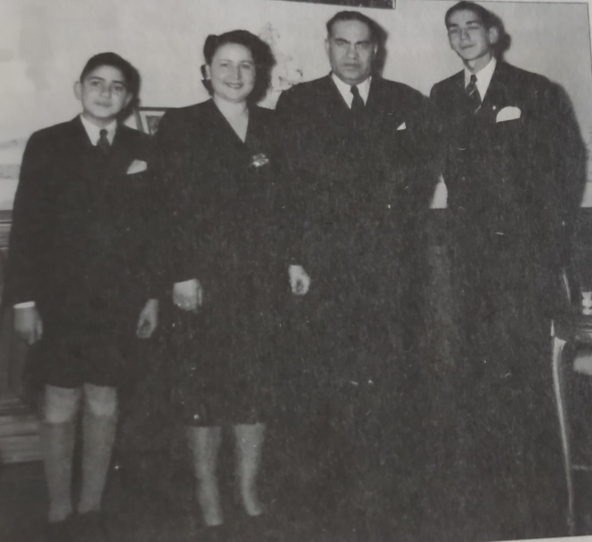 Soldan sağa Üner, Hayrunnisa, Lütfi ve Erdem Kırdar (İstanbul Valikonağı, 1945)