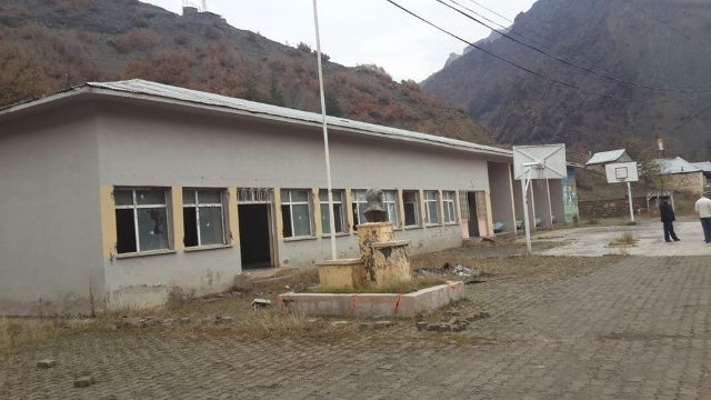 Pülümür Kırmızıköprü Yatılı İlköğretim Bölge Okulu (YİBO), kapatılmış, içindeki araç ve gereçler yağmalandıktan sonra, 2017 yılında yıkılmıştı!  Fotoğraf: Hüseyin Arslan, 20 Kasım 2014. 