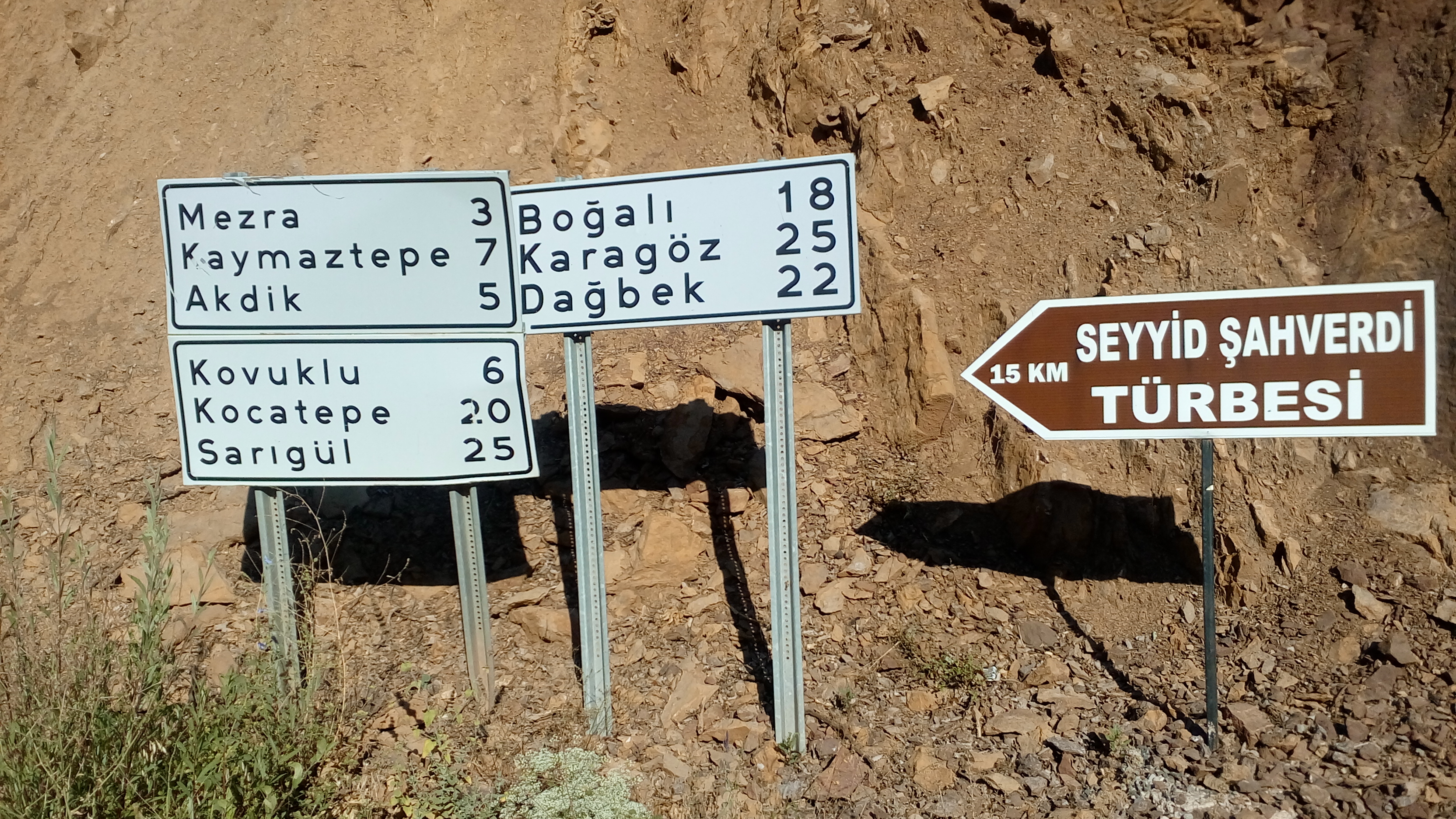 Pülümür Kırmızıköprü yol ayrımındaki köy tabelaları (Kaymaztepe, Akdik ve Kovuklu'dan daha yakın, ama tabelacılara göre uzak!)