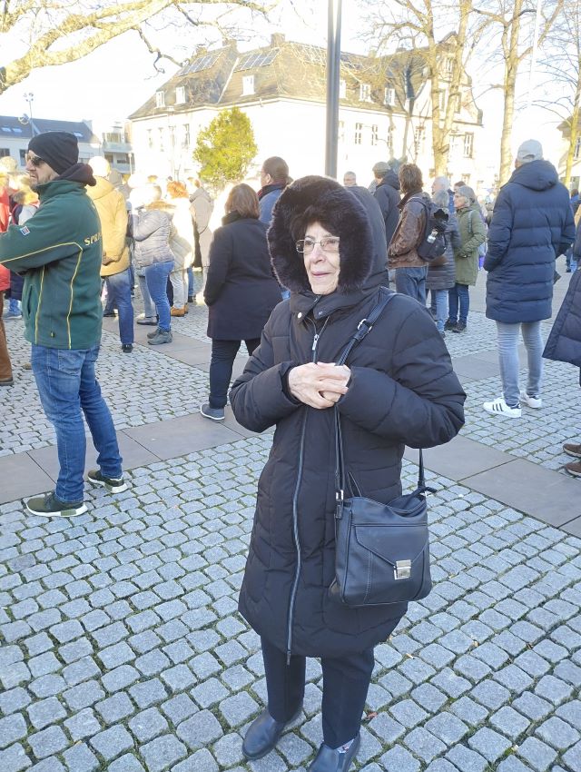 Kıymet Dalkılıç, eşi Ahmet Dalkılıç’ı kaybettiğinde 34 yaşında genç bir kadındı. Yaşamını çocuklarına adayan anne, 28 Ocak 2024’te Almanya’da düzenlenen ırkçılık karşıtı gösteriye,   oğlu Hüseyin Dalkılıç’la birlikte  katılmıştı. 