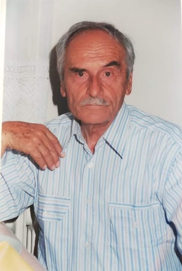 Dönemin Pülümür Kocatepe Köyü Muhtarı Mehmet Kalik (1928-26 Ekim 2012). 