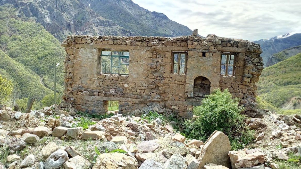 Pülümür Mezra köyündeki baba evinin sadece güney cephesi ayakta kalmış (Üç telli sazdan Pülümür Vadisi'ne yayılan hüzün)