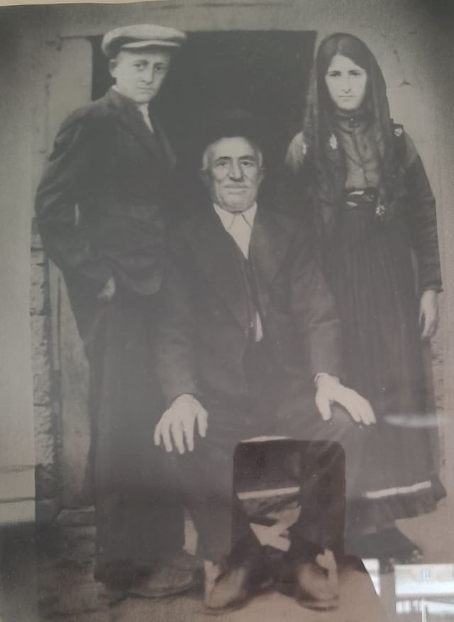 (Solda şapkalı) Mehmet Ali Aslan  (1927-1965) babası Mehmet Aslan’la (1885-1959)  (Fotoğraf: Hakkı Aslan arşivi)