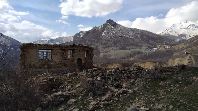 Pülümür Mezra köyü, 12 Mart 2023 (Duvarda yankılanan bin yıllık ezgiler)