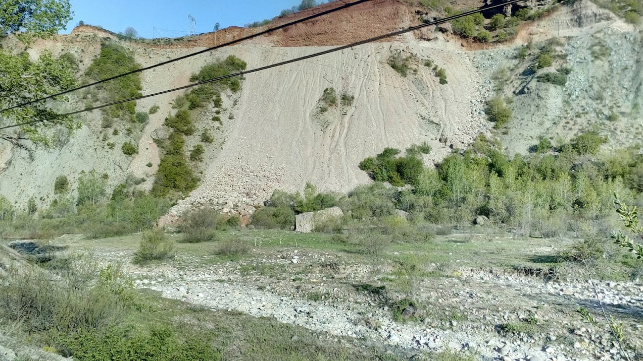 Pülümür Mezra Köyü Mağaralarının  yola kurban edilmesinden mezarlar da zarar gördü 