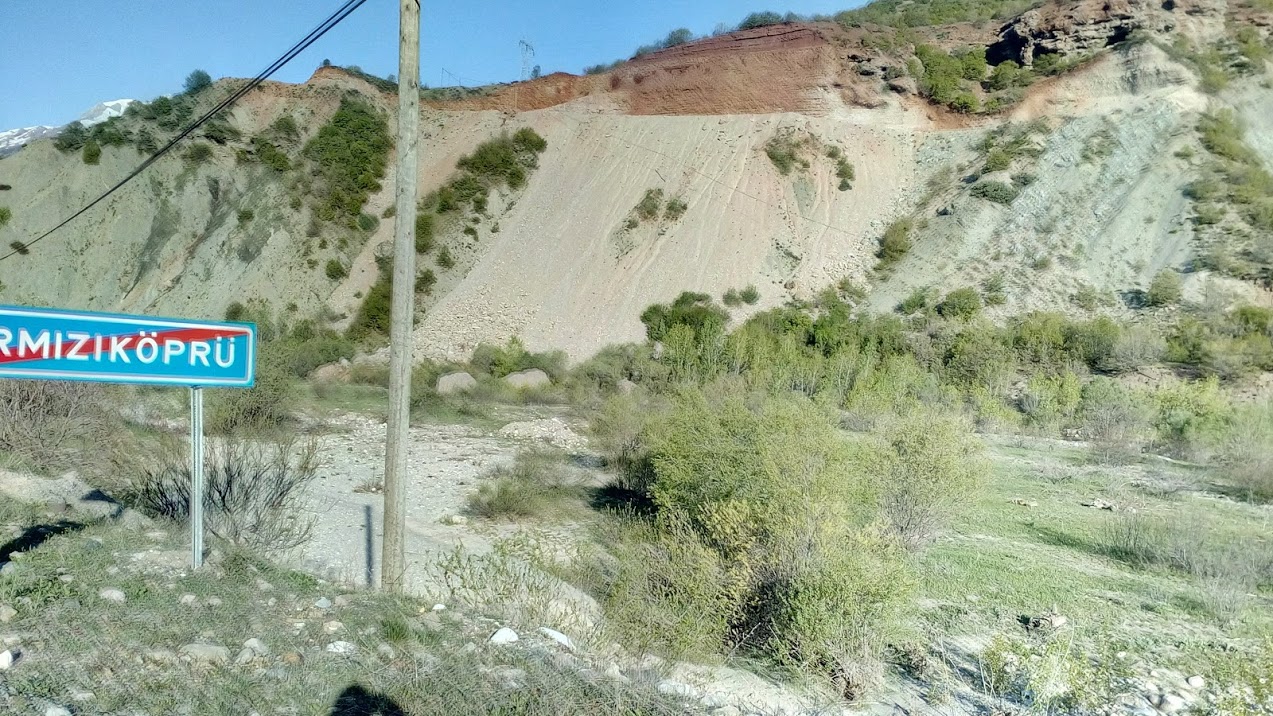 Pülümür Mezra köyü yolunda yok edilen mağaralar