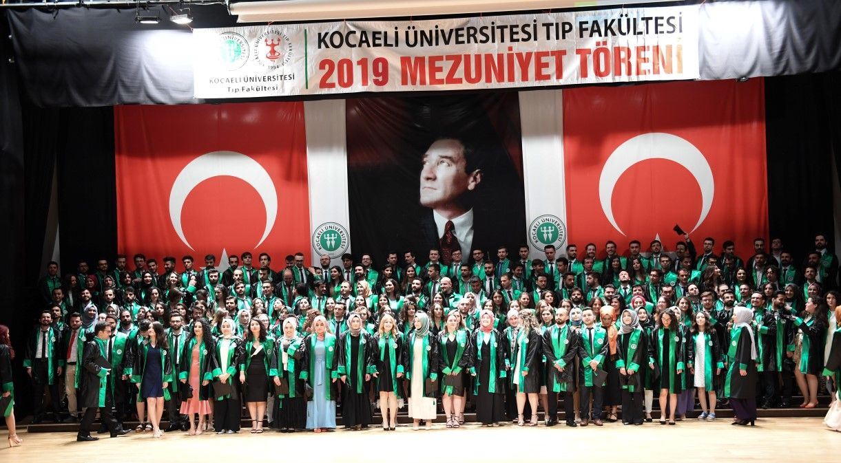 Kocaeli Üniversitesi Tıp Fakültesi 2019 yılı mezunları toplu hâlde (Genç doktorlar hastanelerde özveriyle çalışan arkadaşlarını yalnız bırakmayacak)
