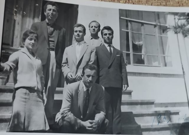 (Ayakta, ortada) Muharrem Açıl, Geyve Ali Fuat Paşa İlkokulunda meslektaşlarıyla, 1963
