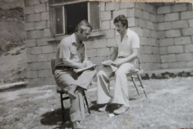 Muharrem Açıl (solda) ve  öğretmen arkadaşı, Haziran 1975 