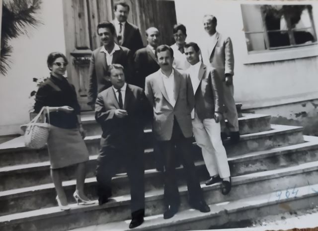Muharrem Açıl, Geyve Ali Fuat Paşa İlkokulunda öğretmen arkadaşlarıyla, 1964