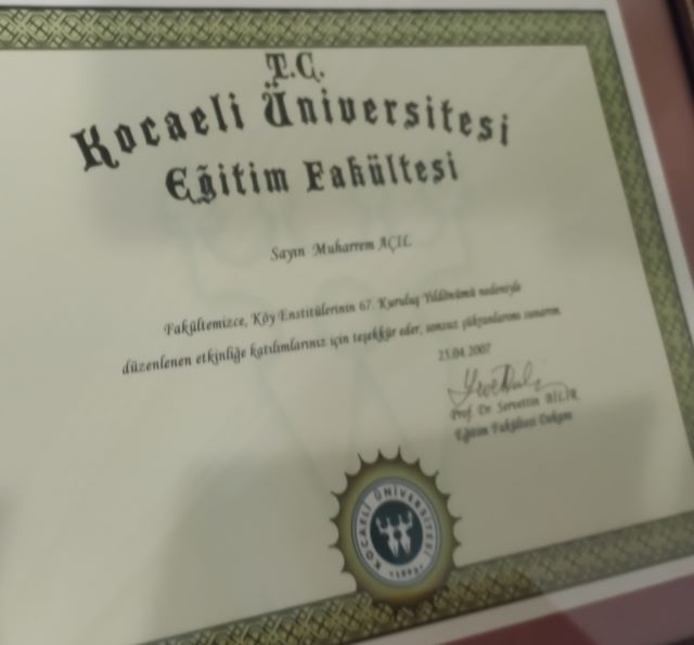 Muharrem Açıl adına düzenlenmiş, Kocaeli Üniversitesi Eğitim Fakültesi Dekanı Prof. Dr. Servettin Bilir imzalı, 23 Nisan 2007 tarihli  belge 