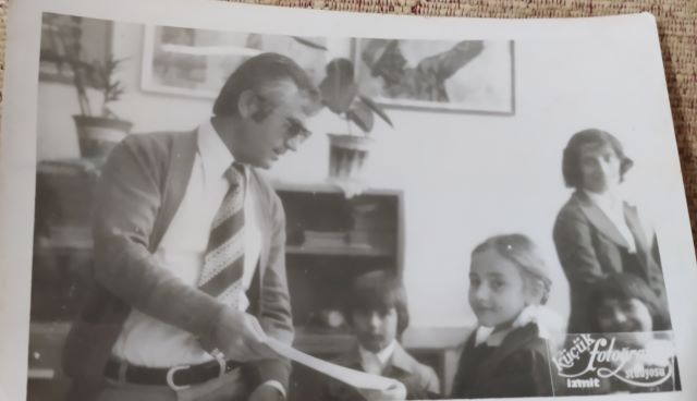 Muharrem Açıl, öğretmen arkadaşı Ebru Mısırlı ve öğrencileri, İzmit İsmet İnönü İlkokulu, 5 Haziran 1977