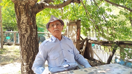 Musa Aslan, Pülümür Kırmızıköprü’deki evinin bahçesinde, 27 Ağustos 2021 