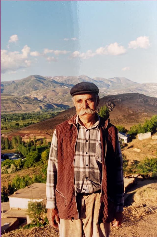 Musa Ateş (1932-2021), Pülümür ve Erzincan köylerinde yükselen taş yapıların mimarıydı. (Fotoğraf: Hayri Dalkılıç arşivi) 