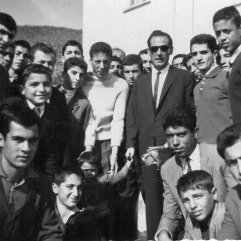 Tunceli Öğretmen Okulu Müdürü Necip Güngör Kısaparmak, oğlu  Fatih Kısaparmak ve öğrenciler, 1963.  Fotoğraf: İsmail Somuncu arşivi