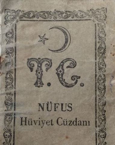 Türkiye Cumhuriyeti Nüfus Hüviyet Cüzdanı (Ali, ölen ağabeyi Hasan'ın çok yapraklı nüfus cüzdanını taşıdı. Kayıtlara göre Ali doğmamış, Hasan da ölmemişti)