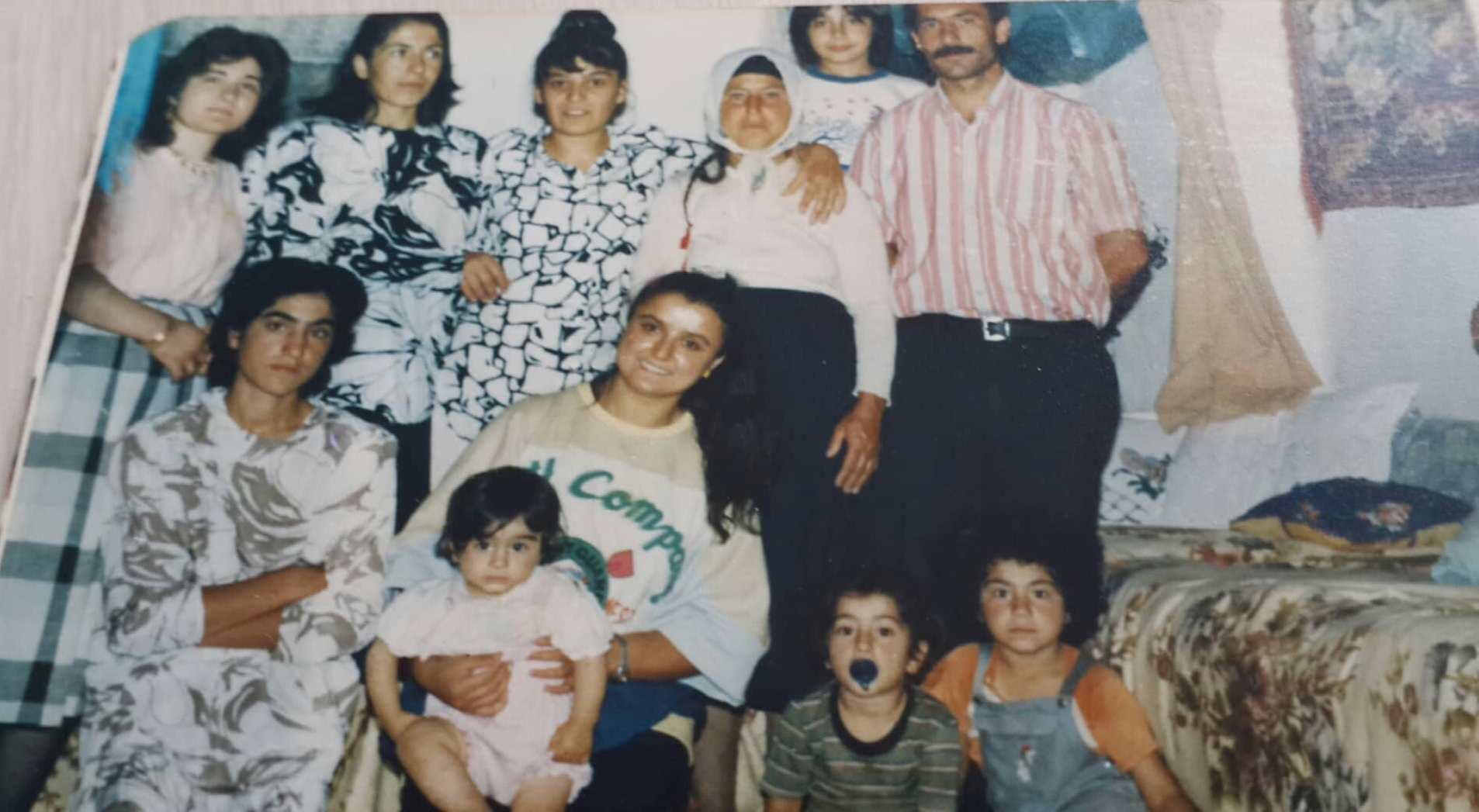Hemşire Nuray Güllü, 1987 yılında, Mezra köyünde Akkılıç ailesiyle birlikte (Halka bağlılığın ve çalışkanlığın haklı gururu)