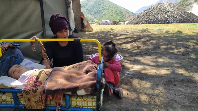 Mardin Mazıdağlı Nurgül Hanım, üç aylık oğlu Yusuf ve  dört yaşındaki kızı Rojin’le. Yusuf üç ay önce çadırda gözlerini dünyaya açmış. 