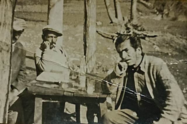 (Soldan sağa) Nuri Toprak ve Ali İbrahim Aydın (1928-1987), Pülümür Kocatepe köyü (Fotoğraf: Süleyman Aydın arşivi) 
