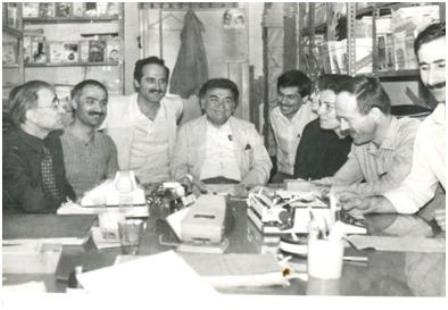 Öğretmen Dünyası Yazı Kurulu (1984) toplantıda (Fotoğraf: Zeki Sarıhan arşivi) 