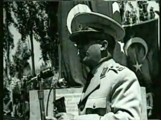 Dönemin (1975-1977) 3. Ordu Komutanı Orgeneral Ali Fethi  Esener (1915-1986), Pülümür Kırmızıköprü’de iş yeri duvarlarından yayılan komünizm tehlikesini fırça darbeleriyle bertaraf etmişti