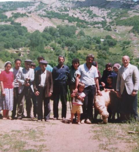 Pülümür Çakırkaya köylüleri bir arada (Fotoğraf: Mehmet Özdemir arşivi)