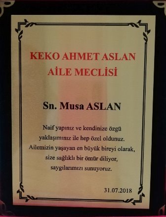 Keko Ahmet Aslan Aile Meclisinin Musa Aslan’a sunduğu plaket 