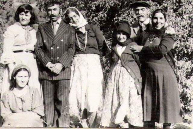 (Önde) Gönül Özkan, (soldan sağa) Elif Çaktı, Celal (Rıza) Çaktı, Elif Özkan (1995-1993), Veli Tosun ve Kezban Erdoğan. Elif Özkan, Pancıras ve Kocatepe dağlarındaki acılara 3 yaşındayken tanıklık etmişti. Veli Tosun, köyün kırık çıkık uzmanıydı. Onun zamanında  köyde  kırıklardan dolayı kimse sakat kalmamıştı (Fotoğraf: Hasan Çaktı arşivi)