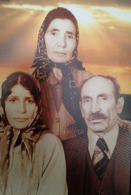 (Soldan sağa)  Hatice Özdemir (1929),  İbiş Özdemir (1923-2015), İbiş Ozdemir'in kızkardesi Hatice Özkan (1927-1989) Yusuf Ziya Ademhan, 1970’li yıllarda, Hatice Özdemir-İbiş Özdemir çiftinin evine konuk olmuştu