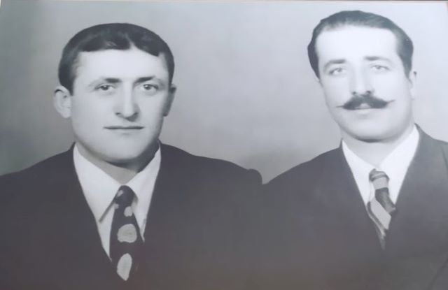 (Solda) Mehmet Ali Aslan  (1927-1965) ve kardeşi  Yusuf Aslan (1925-2010), çocukluk yıllarını baba ocağı taş yapıda geçirmişti. (Fotoğraf: Hakkı Aslan arşivi)