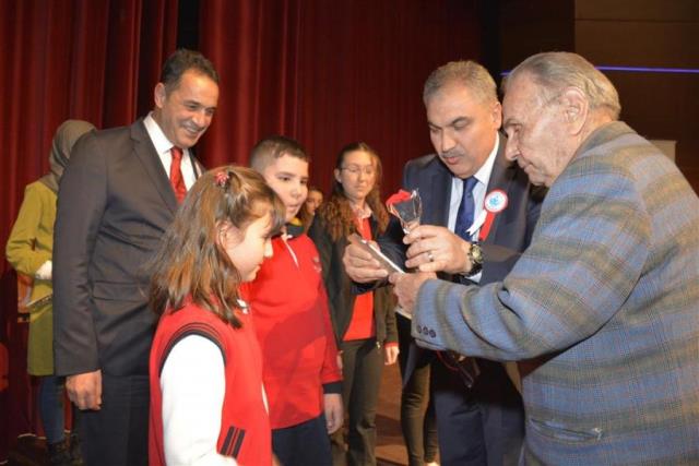 Süleyman Çalışkan, 24 Kasım 2016 tarihinde Uşak Millî Eğitim Müdürlüğünün düzenlediği  Öğretmenler Günü kutlama programında (Fotoğraf: Uşak Millî Eğitim Müdürlüğü) 