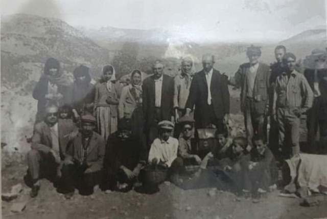(Sağdan sola 4. sırada) Temir Özkan, köylüleriyle bir arada. (Fotoğraf: Hasan Çaktı arşivi) 