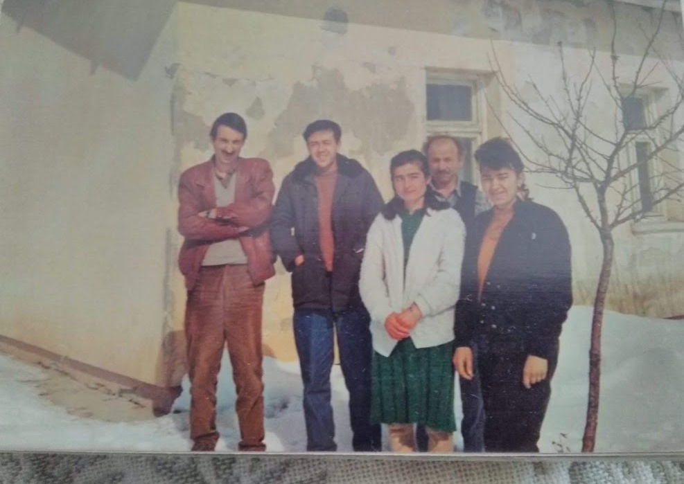 Erzincan Tercan Sarıkaya Sağlık Ocağı çalışanları toplu hâlde, 1989 (Fotoğraf: Mehmet Özdemir, Halka hizmet ve fedakârlık duygusunun yarattığı mutluluk)