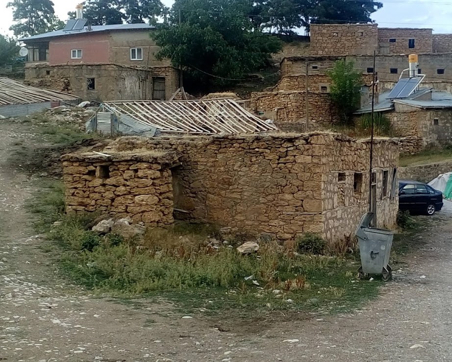 Erzincan Kalecik köyünde sırt sırta vermiş toprak evler