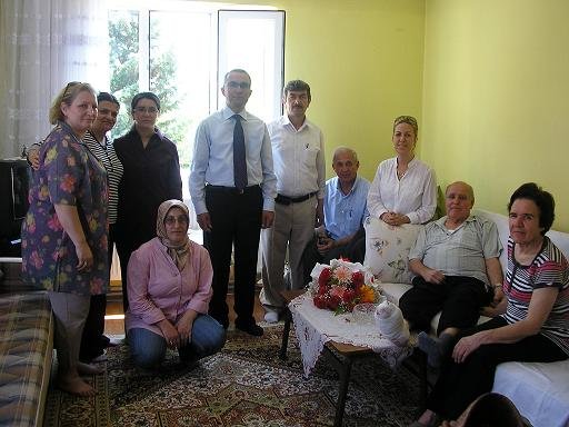 Turgut Reis İlköğretim Okulu öğretmenleri ve Okul Aile Birliği üyeleri  evinde ziyaret ederken 