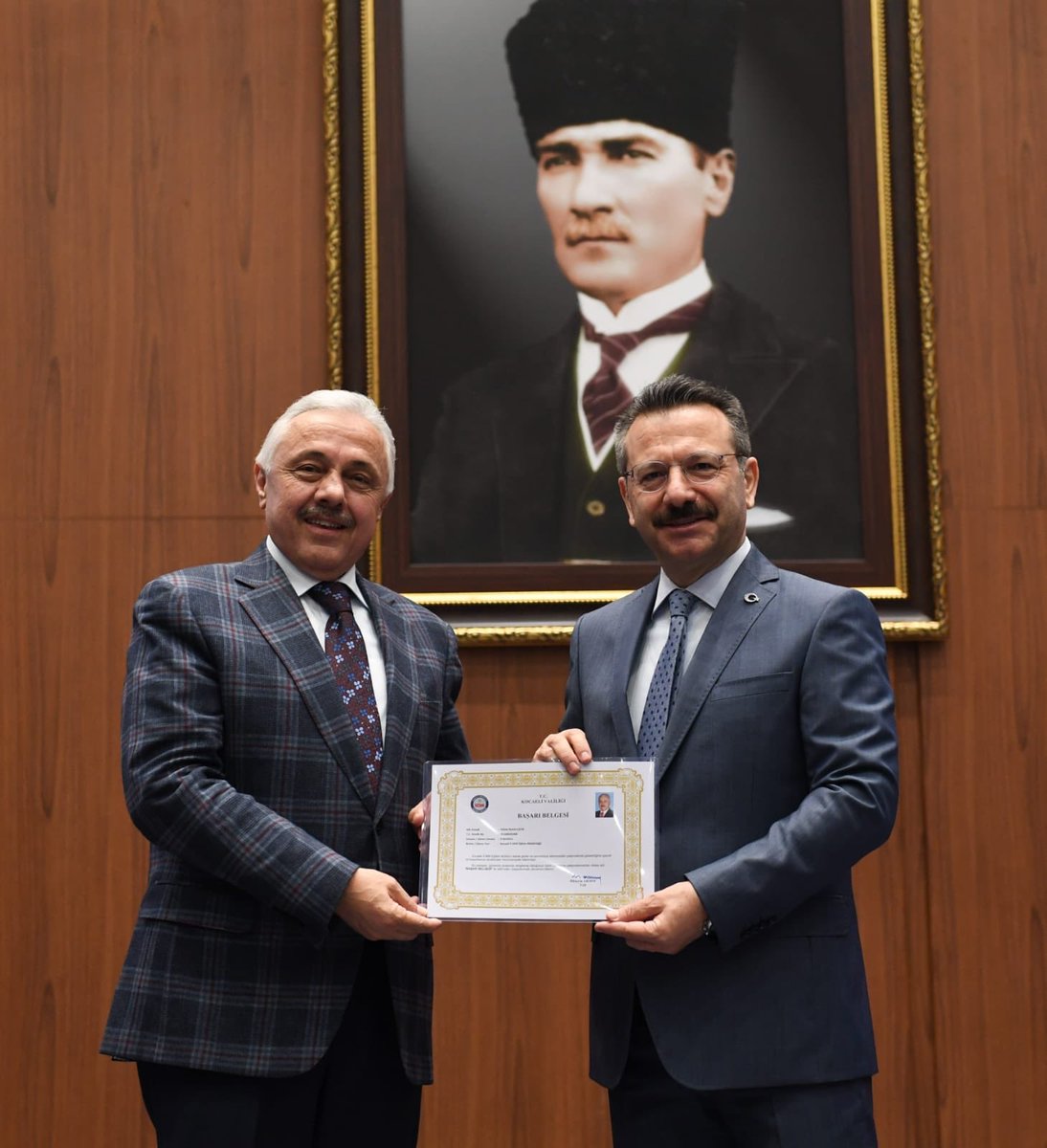 Fehmi Rasim Çelik, Kocaeli Valisi Hüseyin Aksoy'dan başarı belgesi alırken