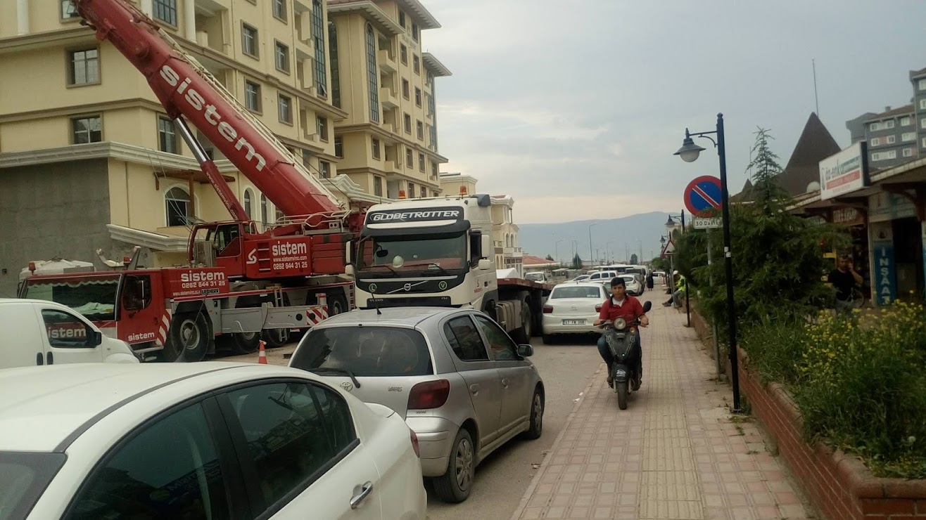 Körfezkent Çarşının önündeki yol ulaşıma kapatılmış, 15 Mayıs 2019(Emlak Konutun rutin faaliyetlerinden biri!)