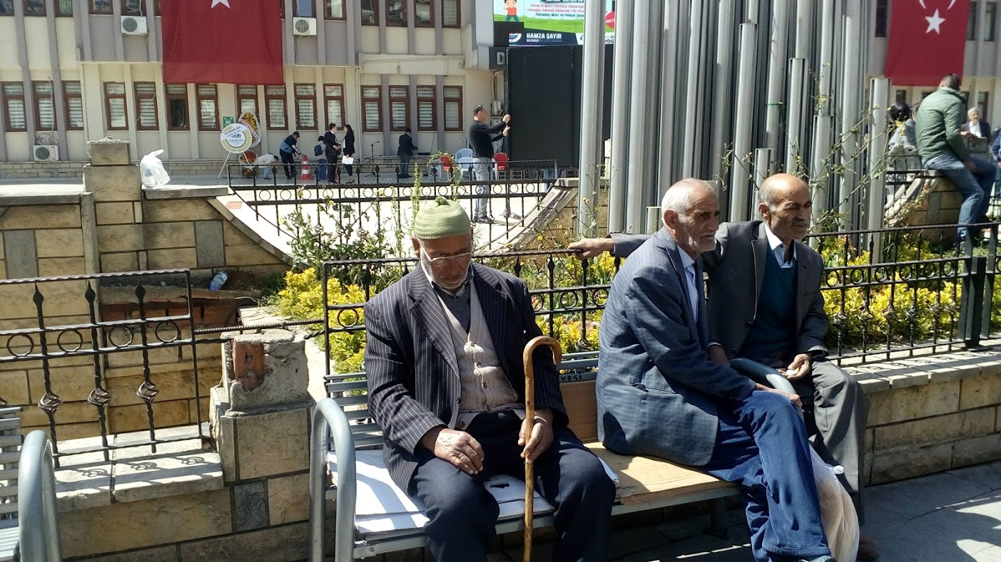 Dilovası Belediye Başkanlığının önünde oturan üç yaşlı (Çalınan ömre isyan) 