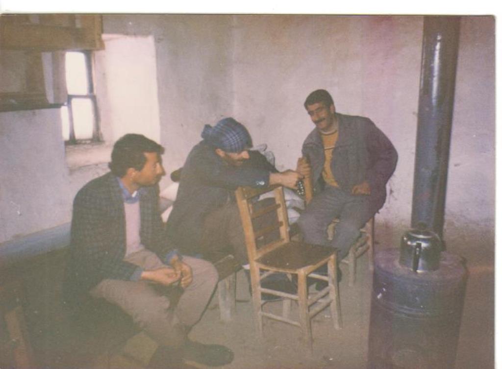 Yalmanlar köy kahvesinde  Ali Tepe, İsmail Yildiz ve  Cafer Yüceer  bir  arada ( Foto Cafer Yüceer)