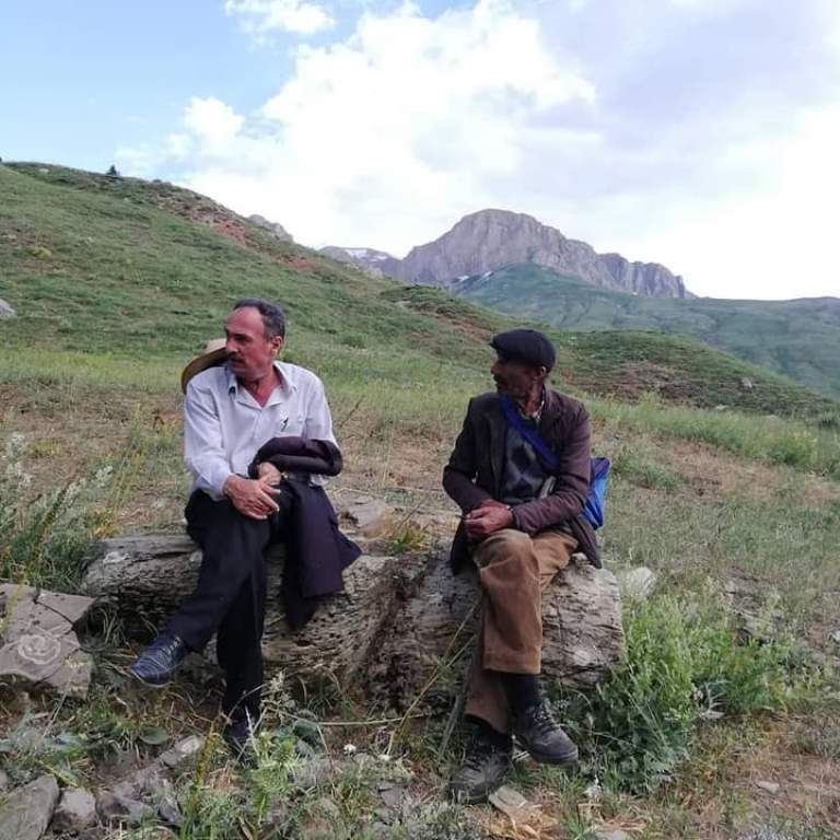 Okul arkadaşı Hasan  Yıldız (solda) ve Şükrü Dolu (Tunceli Ovacık Yalmanlar köyü)