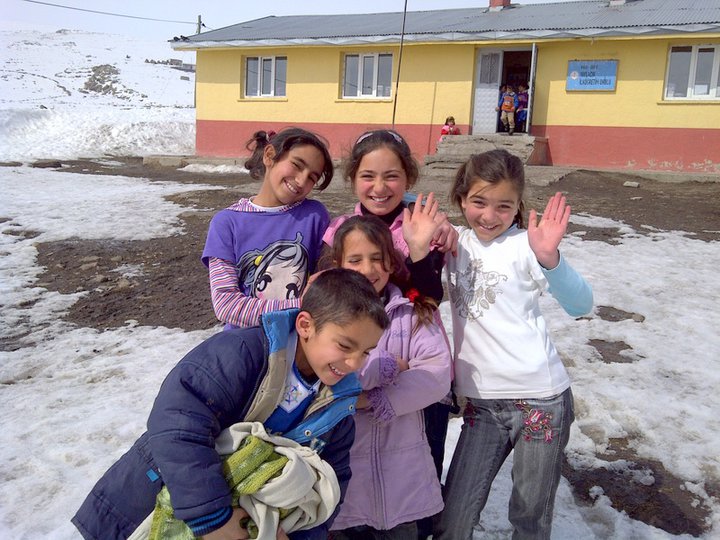 Yaylacık İlköğretim Okulu öğrencilerinin mutluluğu  Türkiye’yi  ısıtıyor  (Fotoğraf: Nihal Erol Altıntuğ)