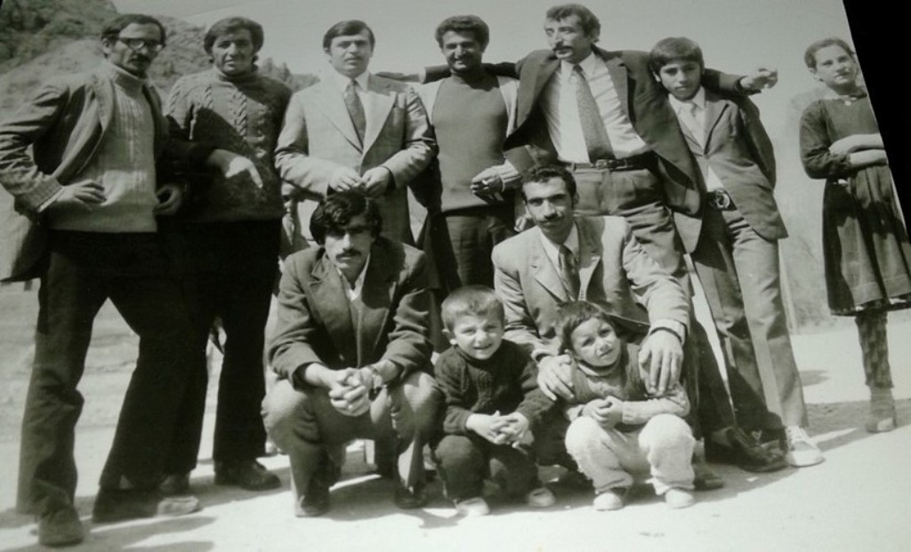 Yılmaz Doğan -ayakta, soldan dördüncü- Musa Aslan, Hıdır Canpolat ve diğer arkadaşlarıyla birlikte   (Ankara'ya giden beş kişilik heyetin üyesiydi) Fotoğraf: Ferhat Fırat  arşivi