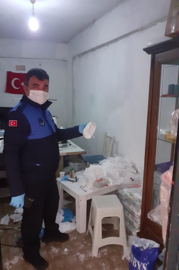 Osmangazi  Belediyesi zabıta memuru, 'kaçak' maske atölyesi baskınında (Zabıtanın taktığı maskeyle 'kaçak' maske arasında ne fark var?)