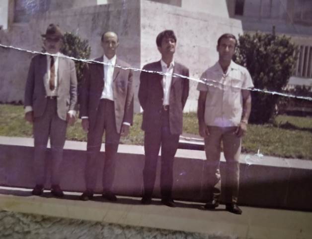 Soldan sağa Hıdır Sadıkoğlu (Müdürağa, 1919-2002), Ali Aslan (1907-2000), Yılmaz Doğan ve Hıdır Yaman (1938-2021), 1965, Ankara, Millî Eğitim Bakanlığı (Fotoğraf: Yüksel Yaman arşivi)