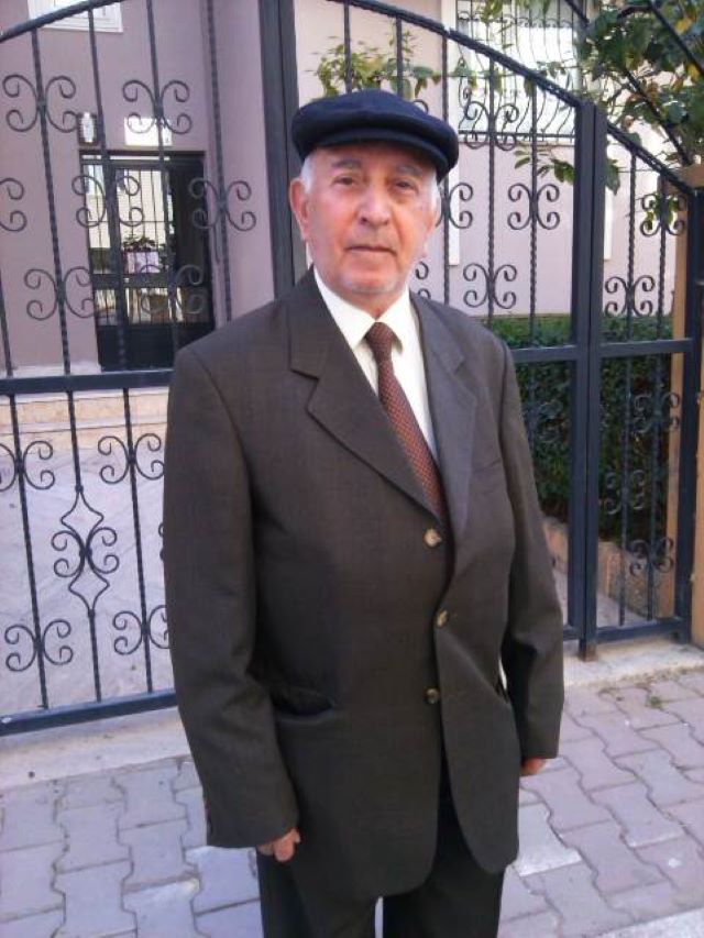 Ali Erginoğlu (Harbiye Açık Hava Tiyatrosundan yayılan bağlama ezgisi) Fotoğraf: Sevim Erginoğlu arşivi