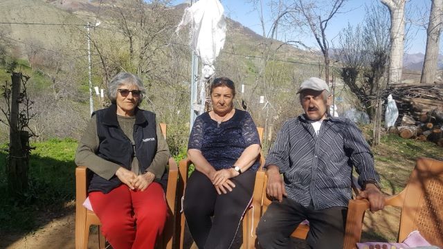 İbrahim Seyitcemaloğlu’nun Pülümür Kocatepe İlkokulunda okuttuğu öğrencileri yıllar sonra bir arada, Kocatepe, 5 Mayıs 2023. (Soldan sağa) Hatice Galik, Güllü Çalışkan, Hakkı Çalışkan. (Fotoğraf: Mehmet Galik)