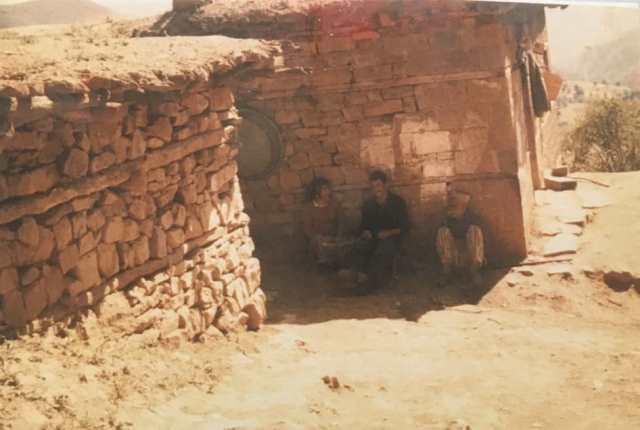 (Soldan sağa) Şerife Dalkılıç (1913-1983), torunu Rıza Dalkılıç  ve eşi Hasan Dalkılıç’la (1902-1999), 1976-1977, Pülümür Akdik köyü. Fotoğraf: Ahmet Dalkılıç (Hüseyin Dalkılıç arşivi) 