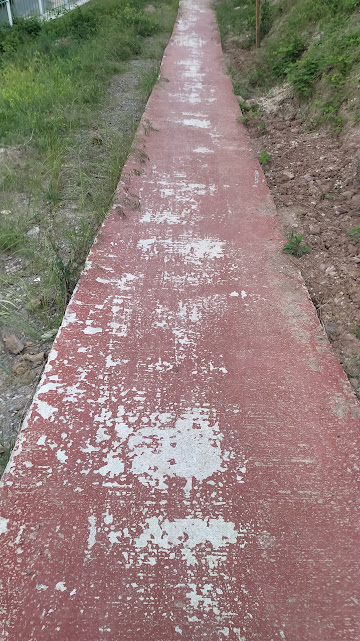 Körfezkent Parkı yürüyüş yoluna ‘akıtılan’ boya  pul pul dökülüyor, 3 Mayıs 2024.