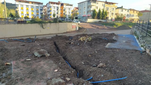 Körfezkent Parkı’nda beton yürüyüş yolunun,  tamamlandıktan  yaklaşık dört ay sonra su tesisatı için  kırılan bölümü, 8 Eylül 2023. 