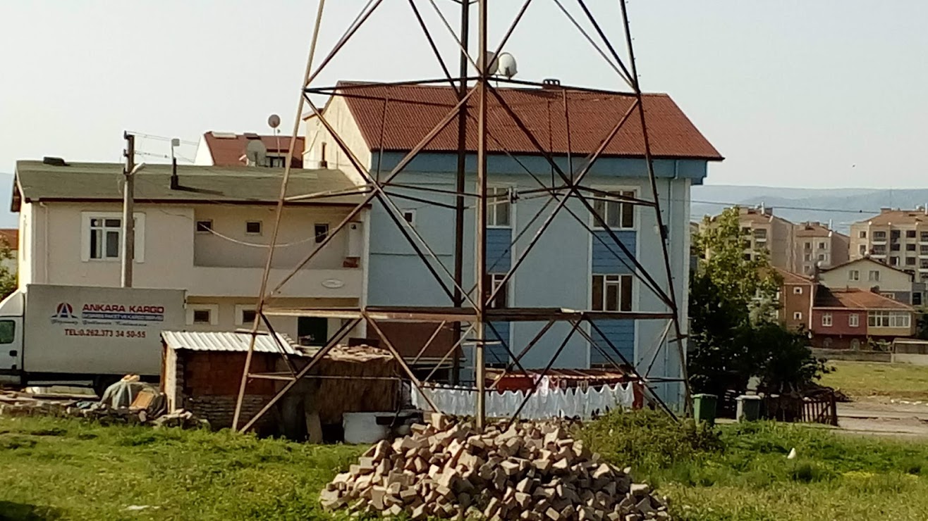 KÖRFEZ VE DERİNCE’DE ÖLÜM KUSAN YÜKSEK GERİLİM HATLARI